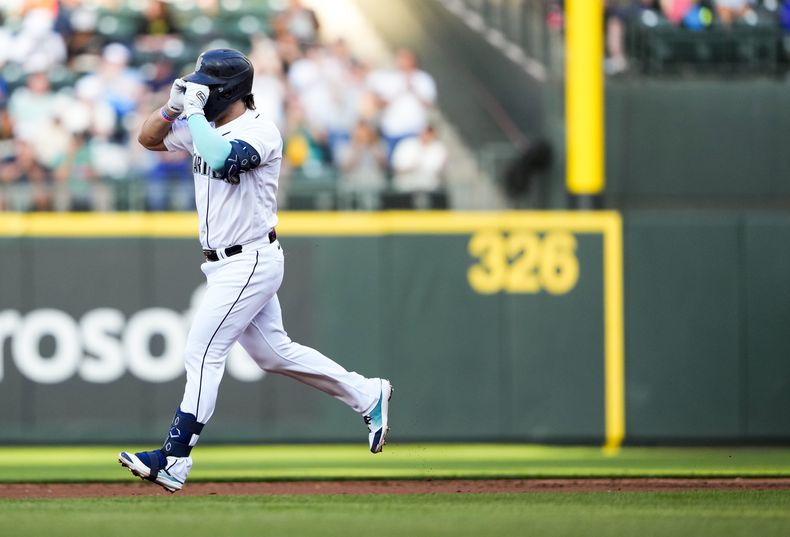 El venezolano Eugenio Suárez, de los Marineros de Seattle, recorre las bases después de conectar un cuadrangular en el cuarto inning del partido ante los Nacionales de Washington, el lunes 26 de junio de 2023, en Seattle. (AP Foto/Lindsey Wasson)