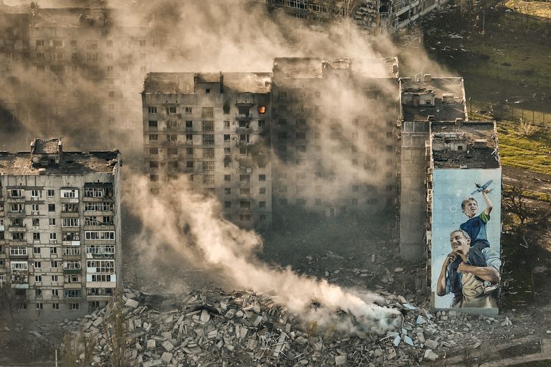Humo cubre edificios en Bájmut, el lugar en donde se desarrollaron los combates más intensos contra soldados rusos en la región Donetsk, Ucrania, el miércoles 26 de abril de 2023. (AP Foto/Libkos)