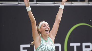 Petra Kvitova celebra tras derrotar a Donna Vekic en la final del Abierto de Berlín, el domingo 25 de junio de 2023. (Wolfgang Kumm/dpa vía AP)