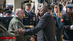 El secretario de Defensa de Estados Unidos, Lloyd Austin, saluda al ministro de Defensa ucraniano, Rustem Umerov, durante una ceremonia en el Pentágono, el martes 2 de julio de 2024 en Washington. (AP Foto/Jacquelyn Martin)