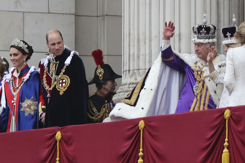 El príncipe Guillermo observa mientras su padre, el rey Carlos III saluda a la multitud en el Palacio de Buckingham, en Londres, el sábado 6 de mayo de 2023. (Adrian Dennis, Pool via AP)