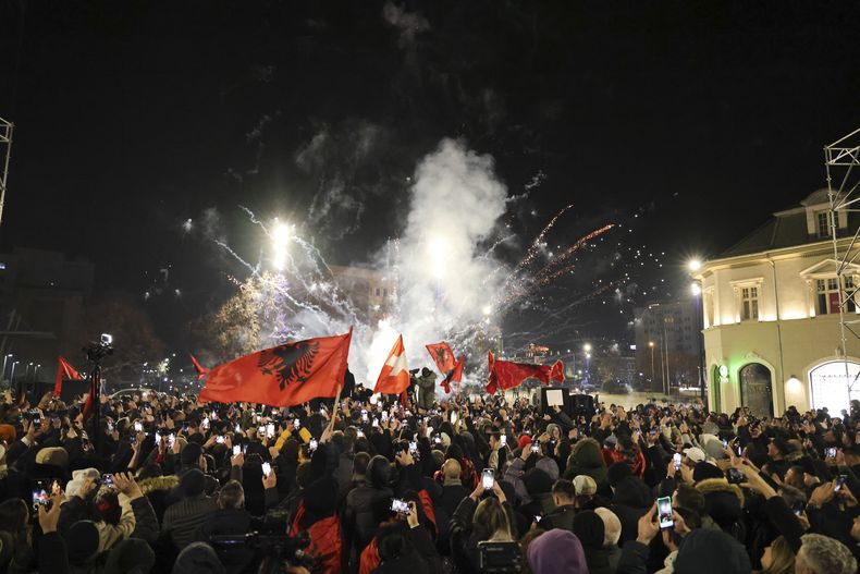Partidarios del partido izquierdista Vetevendosje! celebran los resultados de unas elecciones parlamentarias en Pristina, Kosovo, el lunes 10 de febrero de 2025. (AP Foto/Vlasov Sulaj)