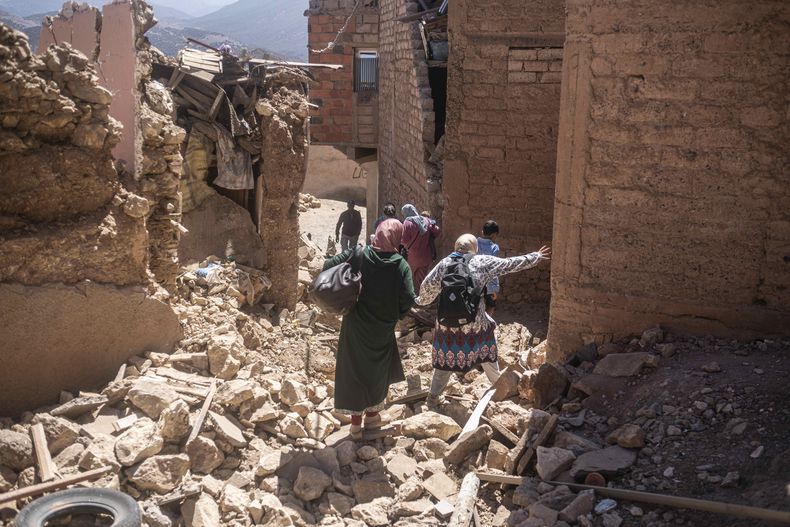 Residentes huyen de sus hogares luego de un sismo en la aldea Moulay Brahim, cerca del epicentro del terremoto, en las afueras de Marrakech, Marruecos, el sábado 9 de septiembre de 2023. (AP Foto/Mosaab Elshamy)