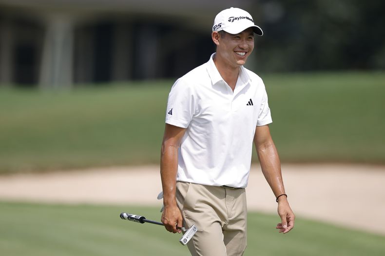 Collin Morikawa camina por el fairway durante la ronda inicial del Tour Championship, el jueves 24 de agosto de 2023 (AP Foto/Alex Slitz)