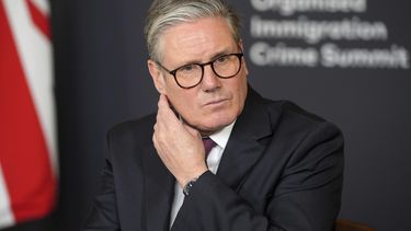 ARCHIVO - El primer ministro británico Keir Starmer encabeza una discusión de mesa redonda en una cumbre sobre seguridad fronteriza en Londres, el 31 de marzo de 2025.(AP Foto/Kin Cheung, Pool, archivo)
