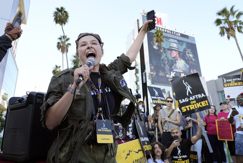 La capitana del sindicato de actores de Hollywood SAG-AFTRA Mary M. Flynn durante una proteste afuera de los estudios de Netflix el 8 de noviembre de 2023, en Los Angeles. (Foto AP/Chris Pizzello)
