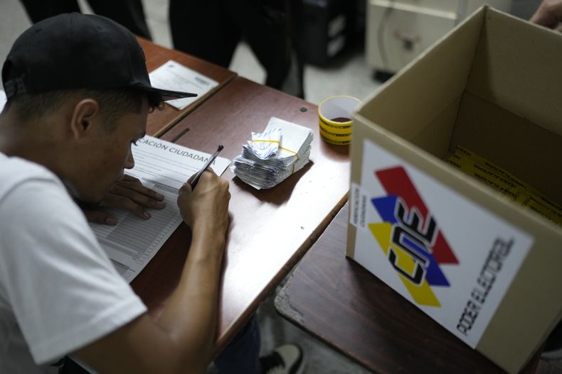 Un trabajador electoral durante el conteo tras el cierre de urnas en las elecciones presidenciales en Caracas, Venezuela, el domingo 28 de julio de 2024. (AP Foto/Matías Delacroix)