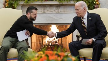 El presidente estadounidense, Joe Biden, le da la mano al líder ucraniano Volodymyr Zelenskyy en la Casa Blanca, el 12 de diciembre de 2023, en Washington. (Foto AP/Evan Vucci, Archivo)
