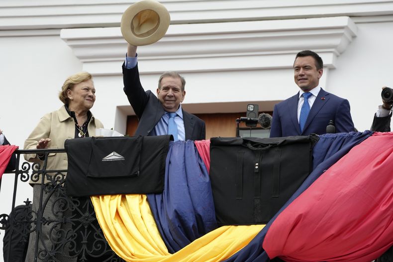 El presidente ecuatoriano Daniel Noboa, a la derecha, el líder opositor venezolano Edmundo González, en el centro, y su esposa Mercedes López saludan a sus partidarios desde el balcón del Palacio de Carondelet en Quito, Ecuador, el martes 28 de enero de 2025. (AP Foto/Dolores Ochoa)