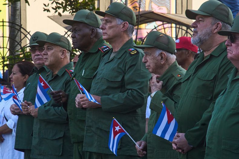 El presidente cubano Miguel Díaz-Canel, en el centro, asiste a una celebración conmemorativa del 65 aniversario de la proclamación que declara socialista a la revolución cubana, en La Habana, Cuba, el jueves 16 de abril de 2026. (AP Foto/Ramón Espinosa)