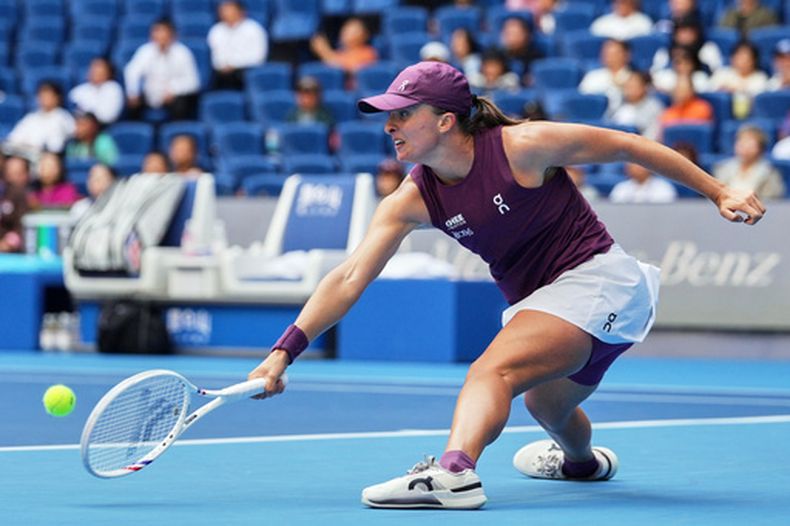 Iga Swiatek devuelve ante Iva Jovic durante la cuarta ronda del Abierto de China, el miércoles 7 de octubre de 2026, en Beijing. (AP Foto/Andy Wong)
