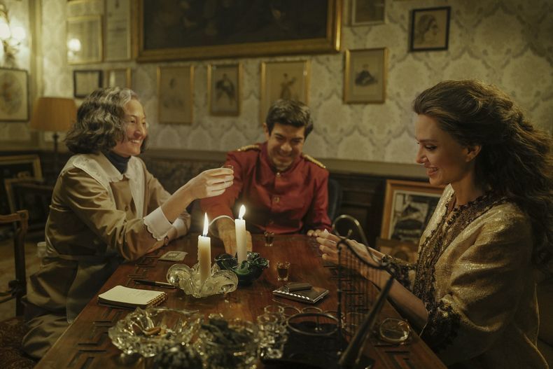 En esta imagen difundida por Netflix, Alba Rohrwacher, como Bruna Lupoli, de izquierda a derecha, Pierfrancesco Favino, como Ferruccio Mezzadri, y Angelina Jolie, como Maria Callas, en una escena de Maria.(Pablo Larraín/Netflix via AP)