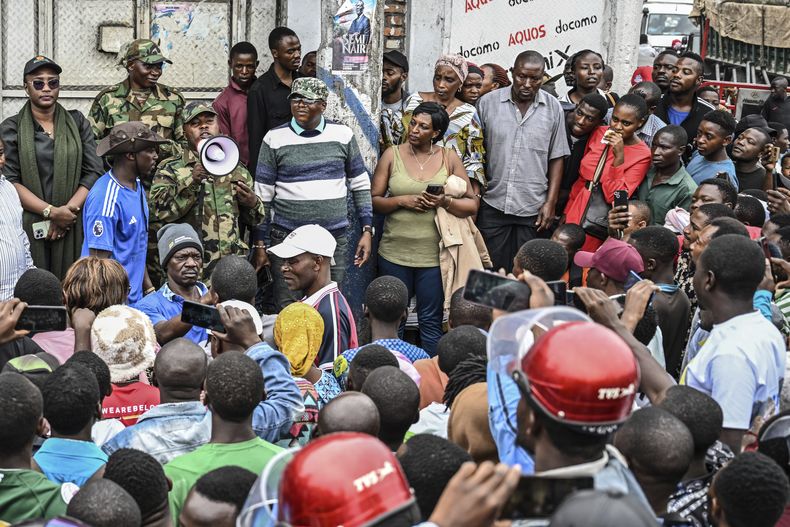 Residentes escuchan a soldados rebeldes del M23 el viernes 31 de enero de 2025, en Goma, República Democrática del Congo. (AP Foto/Moses Sawasawa)