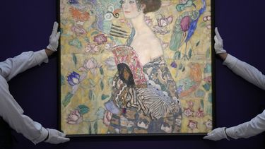 ARCHIVO - La pintura Dame mit Faecher (Dama con abanico) de Gustav Klimt se exhibe en la casa de subastas Sothebys en Londres, el martes 20 de junio de 2023. Dame mit Fächer se vendió en Sothebys el martes 27 de junio por 74 millones de libras esterlinas (94,35 millones de dólares) que alcanzaron un total de 85,3 millones de libras esterlinas (108,4 millones de dólares) incluyendo la prima del comprador. (Foto AP/Kirsty Wigglesworth, archivo)