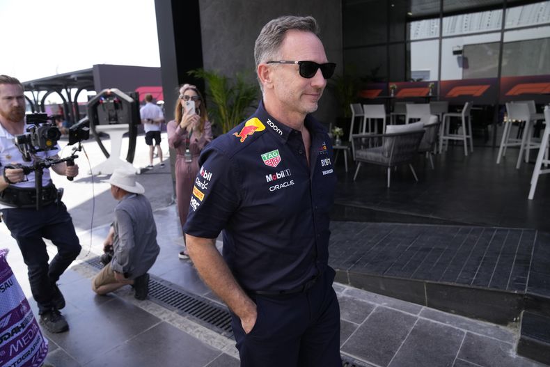 El jefe de Red Bull Christian Horner llega al circuito de Yeda previo a la primera práctica del Gran Premio de Arabia Saudí, el jueves 7 de marzo de 2024. (AP Foto/Darko Bandic)