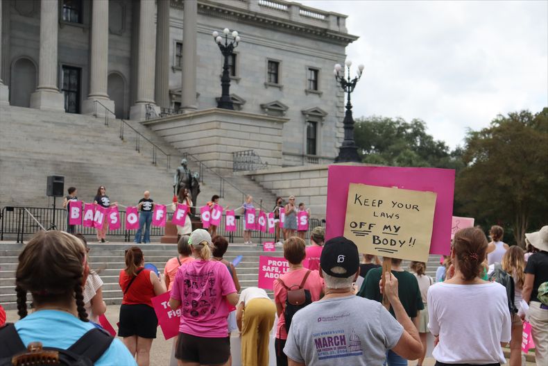 ARCHIVO - Manifestantes se reúnen afuera de la Cámara de Representantes estatal para protestar contra una propuesta para prohibir el aborto, el martes 30 de agosto de 2022, en Columbia, Carolina del Sur. (AP Foto/James Pollard, Archivo)