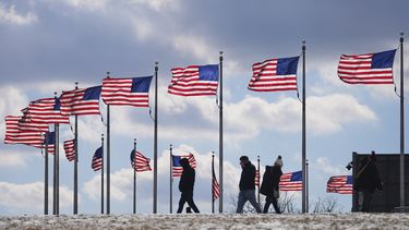 Las banderas estadounidenses alrededor del Monumento a Washington ondean a toda asta durante la 60ª Inauguración Presidencial, el lunes 20 de enero de 2025, en Washington. (AP foto/Julio Cortez)
