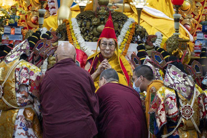 El líder espiritual tibetano, el dalái lama, porta un sombrero ceremonial al presidir un evento durante el cual los exiliados tibetanos oraron por su longevidad, un día antes de su 90no cumpleaños, en Dharamsala, India, el sábado 5 de julio de 2025. (AP Foto/Ashwini Bhatia)