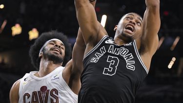 Spurs se sostienen para vencer por 112-111 a los Cavaliers