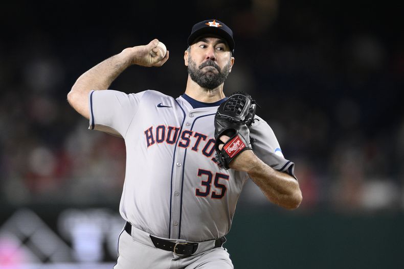 Justin Verlander, abridor de los Astros de Houston, lanza en la cuarta entrada del juego del viernes 19 de abril de 2024, ante los Nacionales de Washington (AP Foto/Nick Wass)