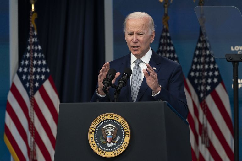 Biden defiende su presidencia, critica a ultra-MAGA
