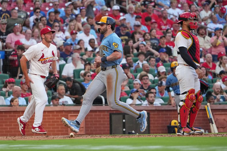Garrett Mitchell (centro), de los Cerveceros de Milwaukee, anota entre el lanzador abridor de los Cardenales de San Luis, Andre Pallante (izquierda), y el receptor Iván Herrera durante la tercera entrada de un partido de béisbol, el jueves 9 de julio de 2026, en San Luis. (Foto AP/Jeff Roberson)