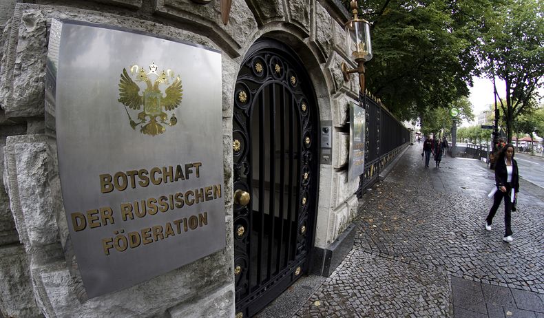 ARCHIVO - Gente pasa frente a la embajada rusa en Berlín, 4 de setiembre de 2020. Alemania ordenó a Rusia el miércoles 31 de mayo de 2023 que cierre de cuatro de sus cinco consulados en el país en respuesta a la decisión del Kremlin de limitar el número de diplomáticos y funcionarios alemanes que pueden operar en Rusia. (AP Foto/Michael Sohn, File)