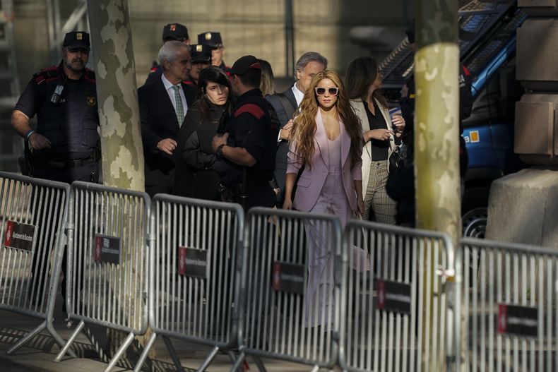 La artista colombiana Shakira, con un traje rosado, sale de la corte en Barcelona, España, el lunes 20 de noviembre de 2023. Shakira alcanzó un acuerdo de último momento para evitar el riesgo de ir a prisión en el primer día de su juicio por fraude fiscal en Barcelona. (Foto AP/Joan Mateu Parra)