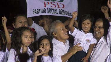americateve | Salvador S&aacute;nchez Cer&eacute;n, presidente electo de El Salvador, durante un m&iacute;tin para celebrar su victoria en las elecciones presidenciales celebrado el s&aacute;bado 15 de marzo de 2014. (Foto de AP/Salvador Mel&eacute;ndez)