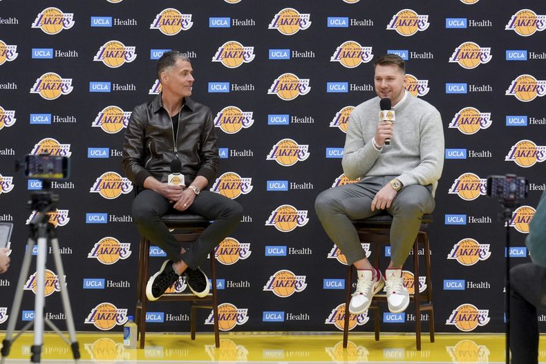 Luka Doncic, de los Lakers de Los Ángeles, habla junto al gerente general Rob Pelinka durante una conferencia de prensa de su presentación, el martes 4 de febrero de 2025, en El Segundo, California (AP Foto/Jae C. Hong)