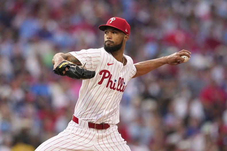 El dominicano Cristopher Sánchez de los Filis de Filadelfia lanza durante la tercera entrada de un partido de béisbol contra los Medias Rojas de Boston el martes 22 de julio de 2025, en Filadelfia. (AP Photo/Matt Slocum)