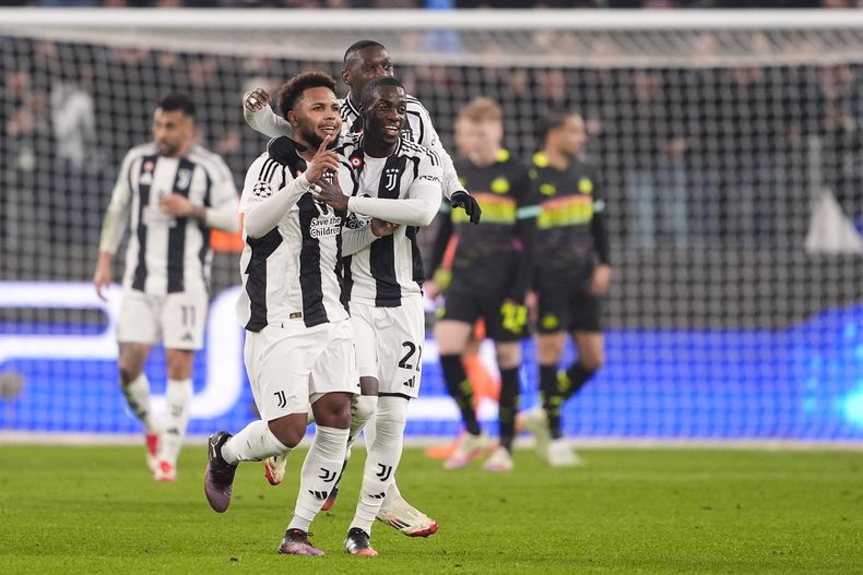 Weston McKennie, de la Juventus, en primer plano, celebra después de anotar el primer gol del partido de su equipo durante el partido de ida de los playoffs de la Liga de Campeones entre la Juventus y el PSV Eindhoven en el estadio de la Juventus en Turín, Italia, el martes 11 de febrero de 2025. (Fabio Ferrari/LaPresse vía AP)