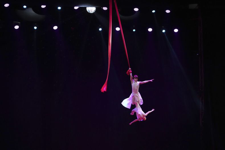 Acróbatas de la Compañía Circense Dongchoon, el último circo de Corea del Sur, se presentan el domingo 15 de junio de 2025, en Ansan, Corea del Sur. (AP Foto/Lee Jin-man)
