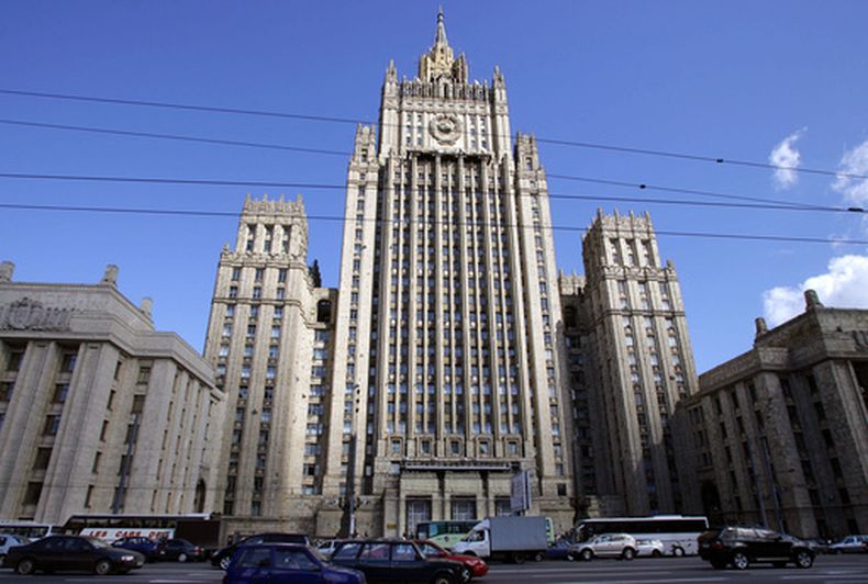 ARCHIVO - El edificio principal del Ministerio de Asuntos Exteriores de Rusia en el centro de Moscú, 16 de agosto de 2006, con un emblema estatal de la Unión Soviética en la fachada. (Foto AP/Mikhail Metzel, Archivo)