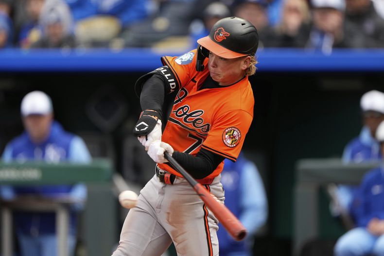 Jackson Holliday, de los Orioles de Baltimore, conecta un sencillo de dos carreras durante la sexta entrada de un juego de béisbol contra los Reales de Kansas City, el sábado 5 de abril de 2025, en Kansas City, Missouri. (AP Foto/Charlie Riedel)