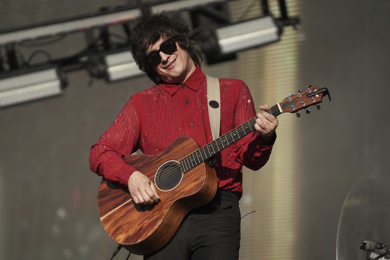 El cantautor mexicano Siddhartha durante su presentación en la 25ª edición del festival de música Vive Latino en la Ciudad de México, el sábado 15 de marzo de 2025. (Foto AP/Aurea Del Rosario)