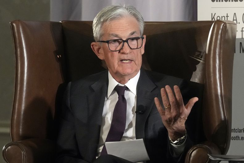 ARCHIVO - El presidente de la Reserva Federal, Jerome Powell, habla durante el Foro de Política Monetaria de Estados Unidos, un encuentro anual que se realiza en Nueva York, el viernes 7 de marzo de 2025. (AP Foto/Richard Drew, archivo)