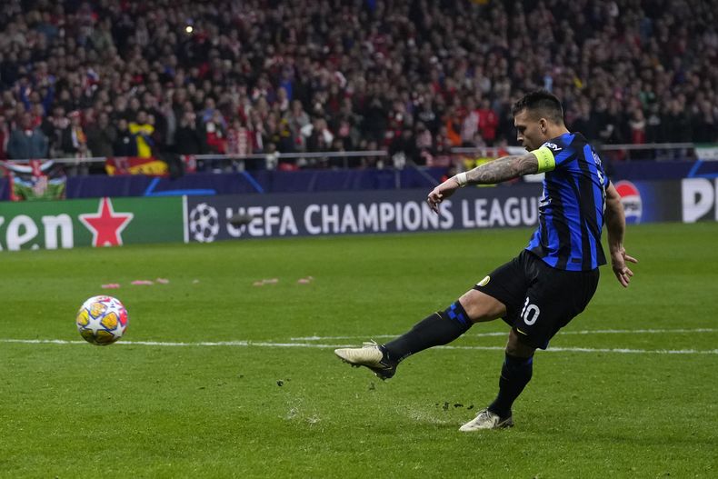 Lautaro Martínez del Inter de Milán falla su penal ante el Atlético de Madrid en la vuelta de los octavos de final de la Liga de Campeones, el miércoles 13 de marzo de 2024, en Madrid. (AP Foto/Manu Fernández)