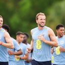 Los británicos Harry Kane, al centro, y Jordan Henderson, a la izquierda, trotan junto a sus compañeros durante la práctica de la selección de Inglaterra, el martes 9 de junio de 2026, en Palm Beach Gardens, Florida. (AP Foto/Rebecca Blackwell)