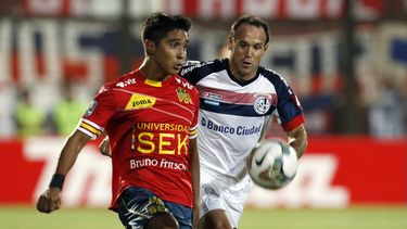 americateve | Mat&iacute;as Navarrete (izquierda) de Uni&oacute;n Espa&ntilde;ola de Chile disputa un bal&oacute;n con Mauro Matos de San Lorenzo de Argentina en la Copa Libertadores el jueves 20 de marzo de 2014. (AP Foto/Luis Hidalgo)