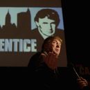 ARCHIVO - Donald Trump, en busca de concursantes para el programa de televisión The Apprentice, es entrevistado en Universal Studios Hollywood el 9 de julio de 2004, en la sección de Universal City de Los Ángeles. Versiones sobre el comportamiento de Trump en The Apprentice han hecho resurgir acusaciones sobre si fue ofensivo con los concursantes negros en el programa. (Foto AP/Ric Francis, archivo)