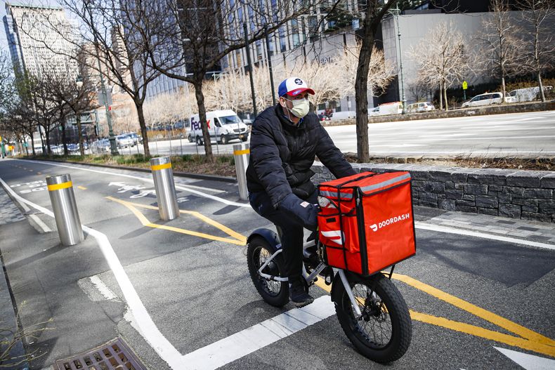 Un repartidor en bicicleta por la autopista West Side, el 16 de marzo de 2020 en Nueva York. (AP Foto/John Minchillo, Archivo)