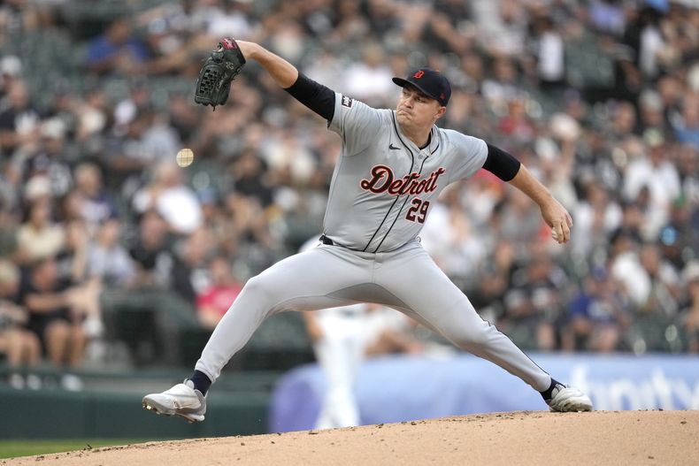 Tarik Skubal, abridor de los Tigres de Detroit, lanza en el juego del sábado 24 de agostod e 2024, ante los Medias Blancas de Chicago (AP Foto/Charles Rex Arbogast)