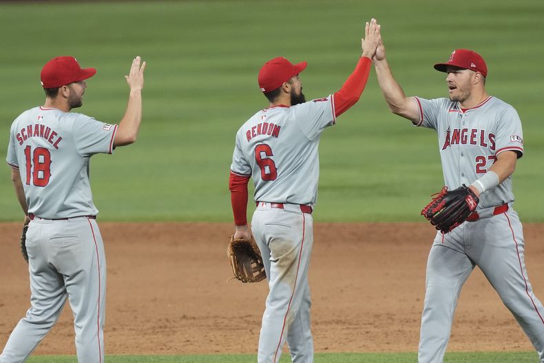 El jardinero central de los Angelinos de Los Ángeles Mike Trout (27), el primera base Nolan Schanuel (18) y el tercera base Anthony Rendón (6) celebran después de derrotar a los Marlins de Miami durante un juego de béisbol, el lunes 1 de abril de 2024, en Miami. (AP Foto/Marta Lavandier)