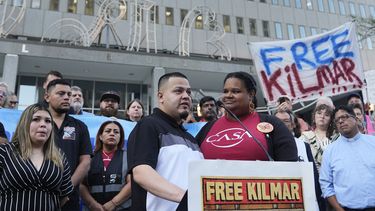 Jennifer Vasquez Sura, delante y a la izquierda, esposa de Kilmar Ábrego García, asiste a una marcha de protesta ante la oficina del ICE en Baltimore, el lunes 25 de agosto de 2025, para apoyar a Ábrego García. (AP Foto/Stephanie Scarbrough)