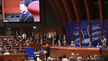 El presidente de Ucrania, Volodymyr Zelenskyy, pronuncia un discurso ante el Consejo de EUropa tras firmar los instrumentos legales necesarios para la creación del Tribunal Especial para el Crimen de Agresión contra Ucrania, en Estrasburgo, Francia, el 25 de junio de 2025. (AP Foto/Pascal Bastien)