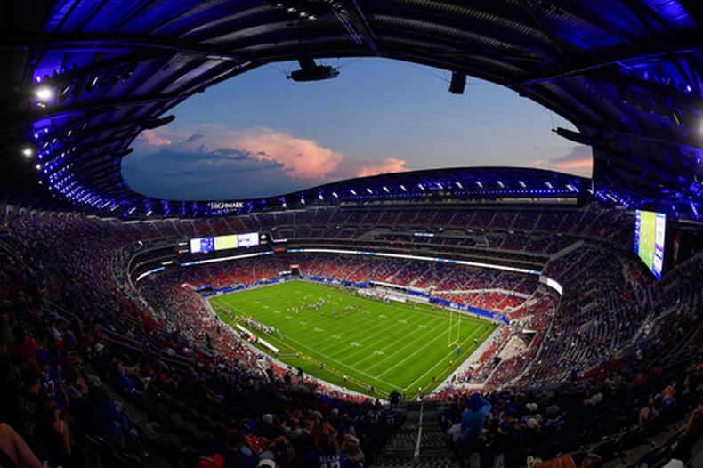 Vista panorámica del Highmark Stadium durante el entrenamiento de los Bills de Buffalo el sábado 8 de agosto de 2026, en Orchard Park, Nueva York. (AP Foto/Adrian Kraus)