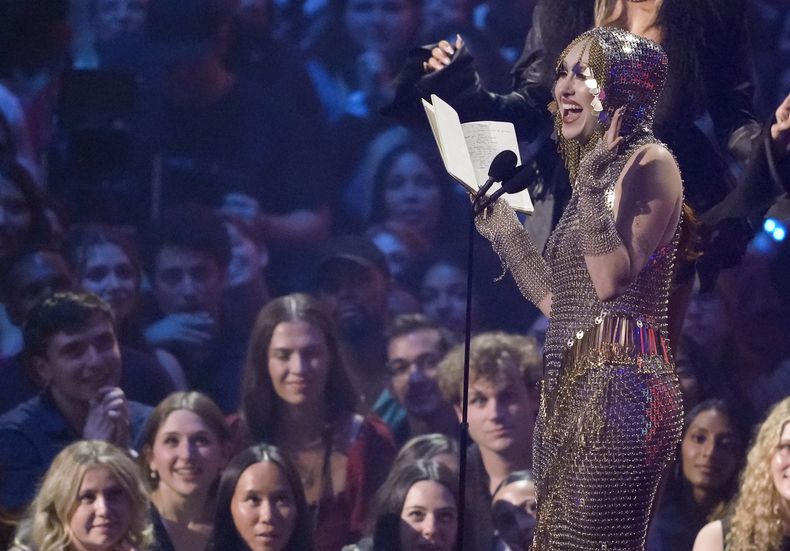 Chappell Roan recibe el premio al mejor nuevo artista en los Premios MTV a los Videos Musicales el miércoles 11 de septiembre de 2024 en el UBS Arena de Elmont, Nueva York. (Foto Charles Sykes/Invision/AP)