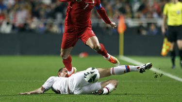 americateve | El jugador de la selecci&oacute;n de Portugal, Cristiano Ronaldo, arriba, disputa un bal&oacute;n en un partido contra Rusia el 7 de junio de 2013 en Lisboa. (AP Photo/Armando Franca, File) - SEE FURTHER WORLD CUP CONTENT AT APIMAGES.COM