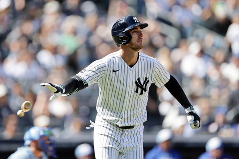 Cody Bellinger, de los Yankees de Nueva York, observa su jonrón de dos carreras durante la sexta entrada de un partido de béisbol contra los Reales de Kansas City, el sábado 18 de abril de 2026, en Nueva York. (AP Foto/Adam Hunger)